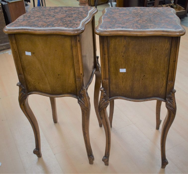 Pair of reproduction continental bedside cabinets with marble tops, a single drawer and a pot - Bild 3 aus 3