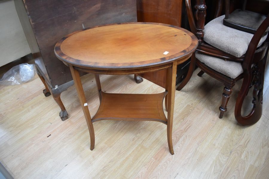 An Edwardian style oval occasional table, a leather topped stool and a wall clock (as found) - Bild 2 aus 4