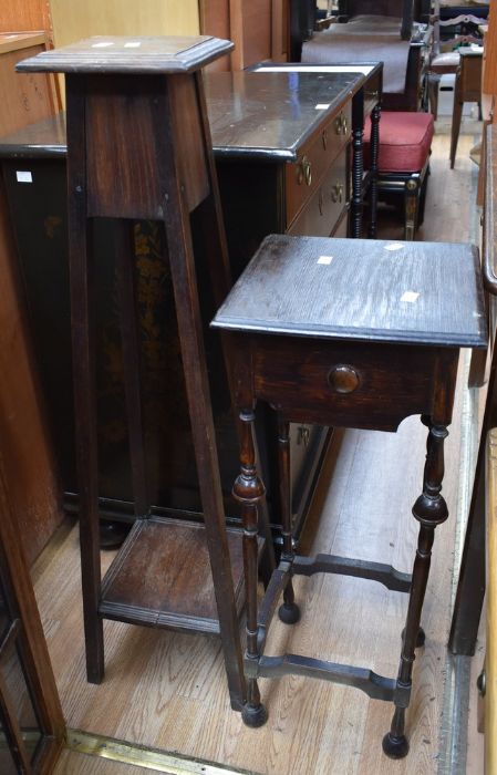 Two dark wood, early 20th century jardiniere stands, along with a small cabinet with glazed doors - Bild 2 aus 4