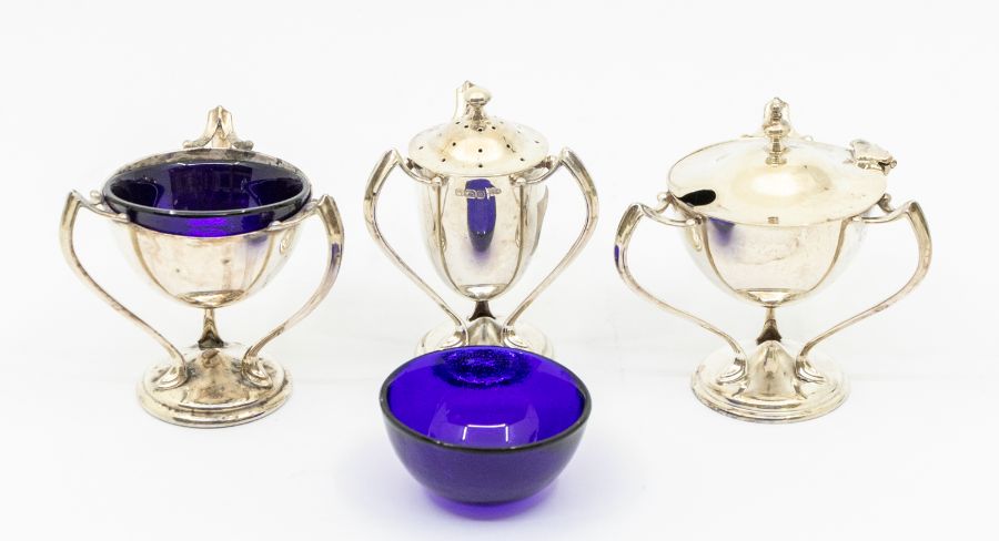 An Edwardian silver matched six piece condiment set comprising: pair of salts, mustard pot and - Image 2 of 3