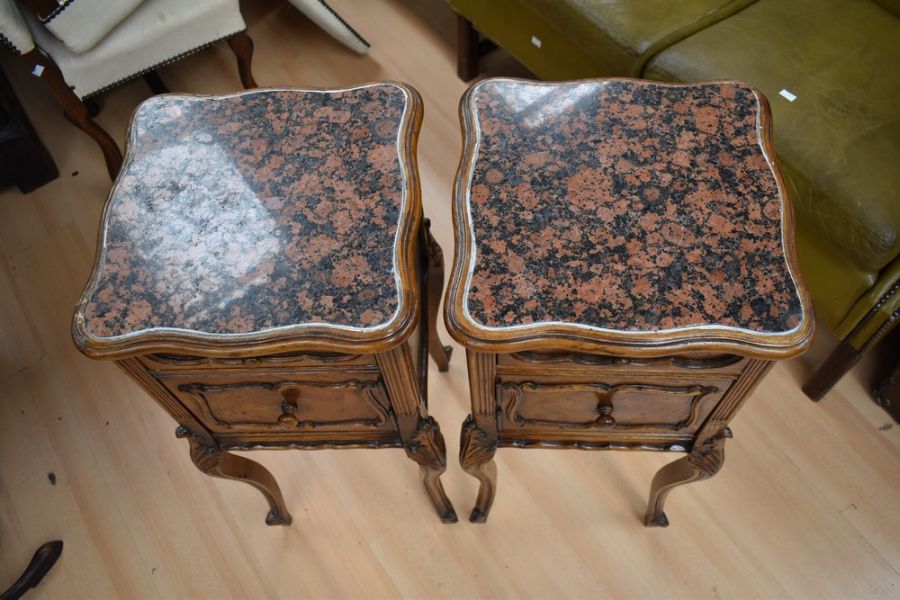 Pair of reproduction continental bedside cabinets with marble tops, a single drawer and a pot - Bild 2 aus 3