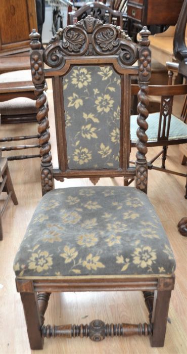 A Victorian button-back armchair, an Edwardian mahogany armchair and a reproduction 17th century - Bild 3 aus 6