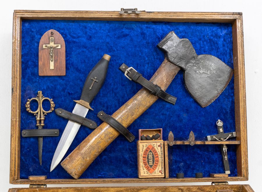 A composed Victorian style vampire hunter's killing kit, comprising mallet, hatchet, early 20th - Bild 6 aus 6