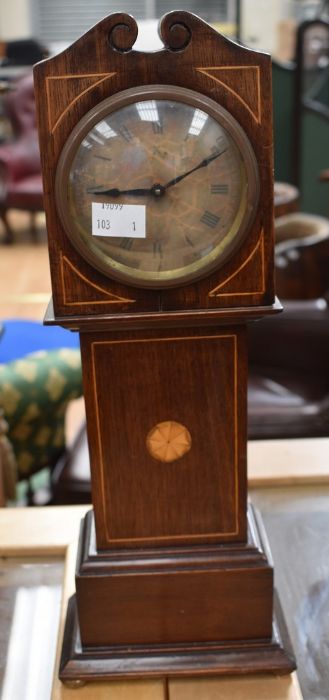 Edwardian mantle clock in the style of a long case clock, Roman numerals, with batwing inlay, - Bild 2 aus 2