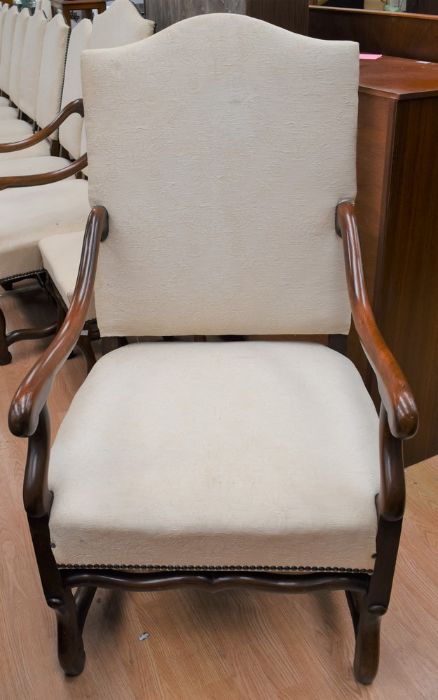 Fourteen hardwood continental-style dining chairs, including two carvers, with cream upholstery - Bild 2 aus 2