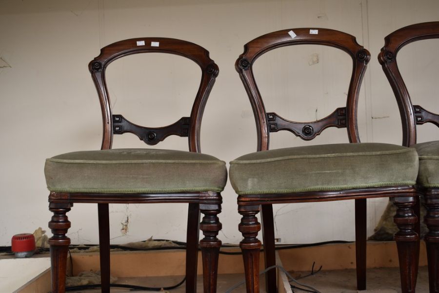 Four late Victorian balloon back mahogany dining chairs - Bild 2 aus 2