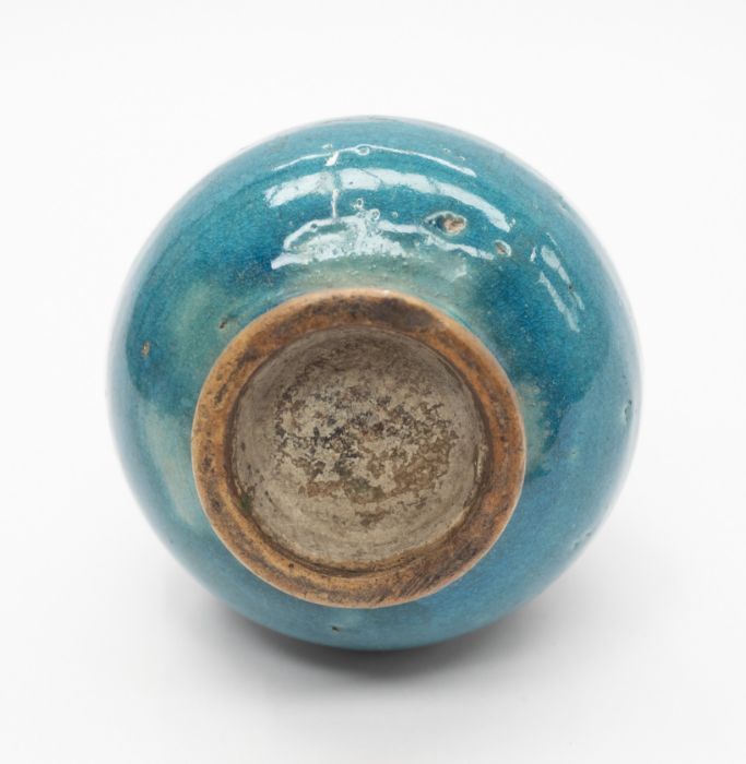 A Japanese onion shaped vase, blue ground (1) - Image 3 of 3