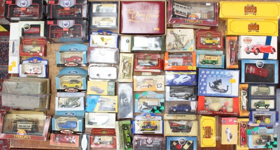 Diecast: A collection of assorted boxed modern diecast to include: Corgi, Lledo, Signature Series
