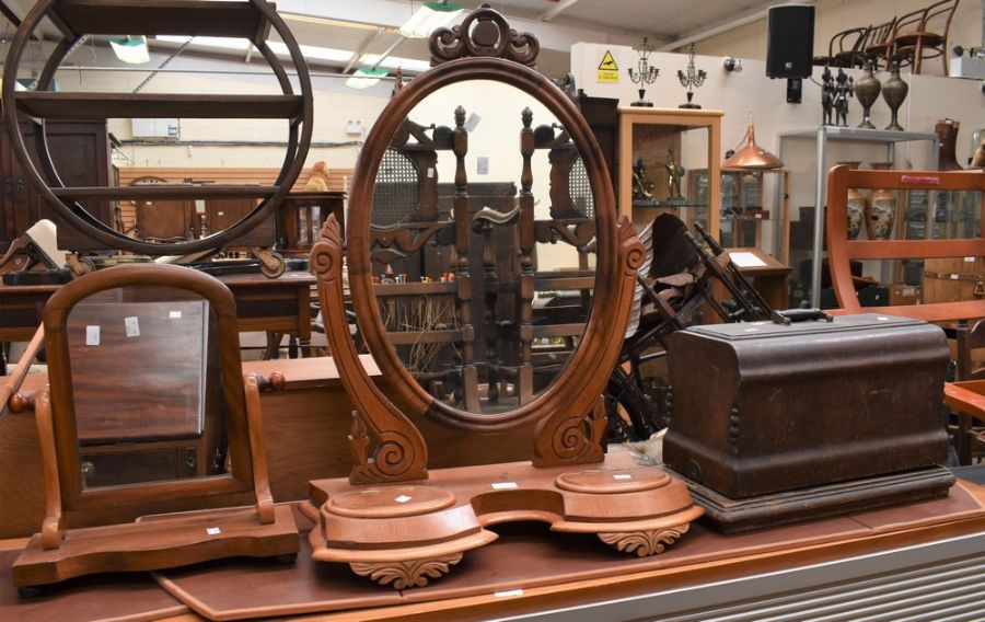 Two early 20th century wooden swing/toilet mirrors and a Jones cased table top sewing machine - Bild 2 aus 2