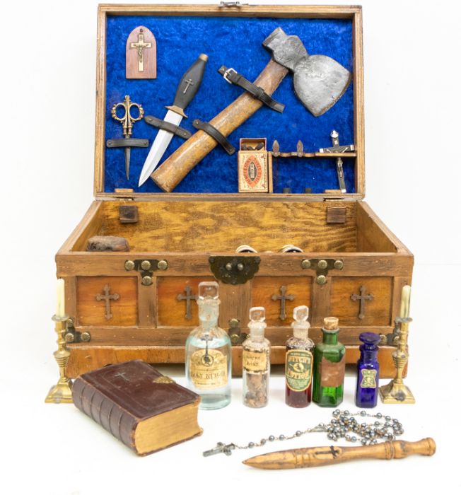 A composed Victorian style vampire hunter's killing kit, comprising mallet, hatchet, early 20th - Bild 5 aus 6