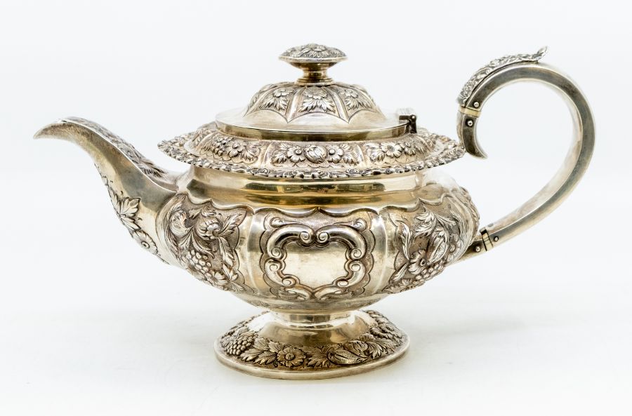 A George IV silver three-piece tea set hallmarked by George Burrows, London, 1824 - vine and - Bild 2 aus 5