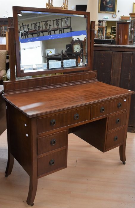 Two Edwardian mahogany dressing tables with mirrors, both on castors - Bild 2 aus 2