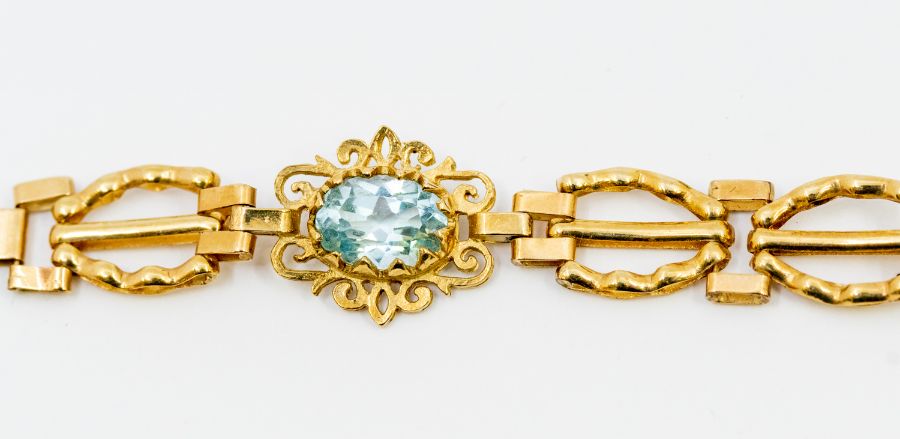 A blue topaz and 9ct gold bracelet, comprising alternate oval claw set blue topaz and gate style - Image 2 of 2
