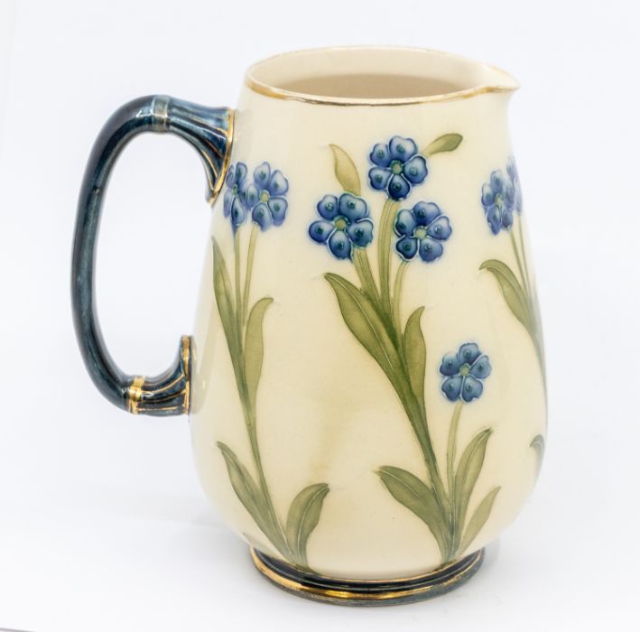 An early Macintyre Burslem England small flower-patterned jug. Approximately  15cm high. Slight wear - Bild 2 aus 3