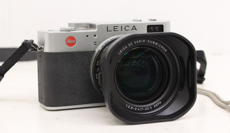 Leica: A boxed Leica Digilux 2 digital camera body, 3011263, 2004, appears in good condition, - Image 2 of 2