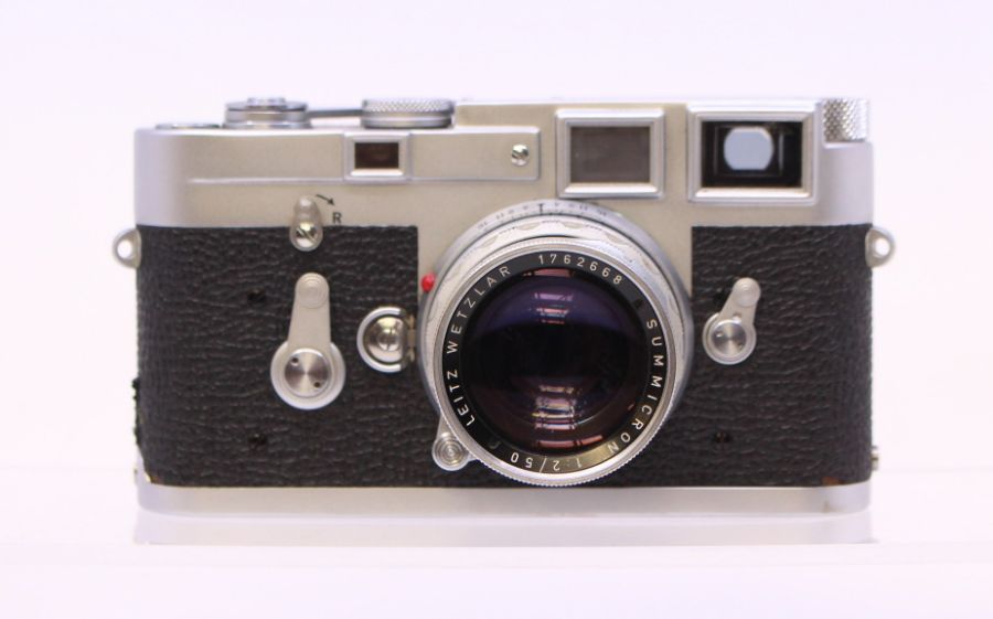 Leica: A Leica M3 camera body, 1045956, 1961, generally in good order, shutter appears to be in a - Image 4 of 6