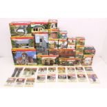 Hornby: A collection of assorted boxed Hornby Skaledale buildings and trackside accessories to