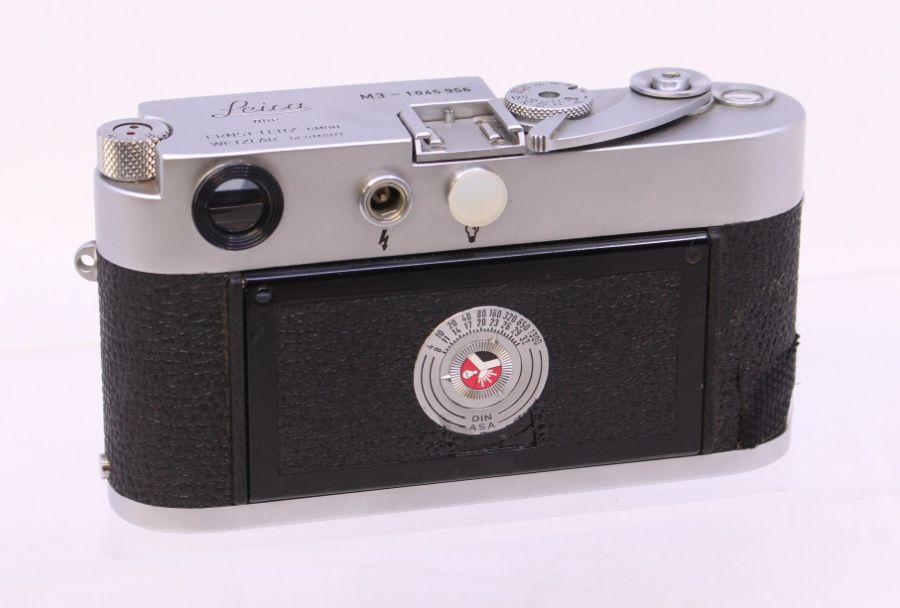 Leica: A Leica M3 camera body, 1045956, 1961, generally in good order, shutter appears to be in a - Image 2 of 6