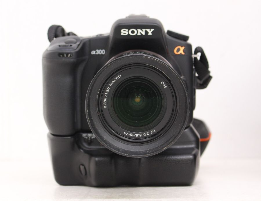 Sony: A cased Sony A300 digital camera body, 2301749, visually appears in good order, slight - Image 2 of 2