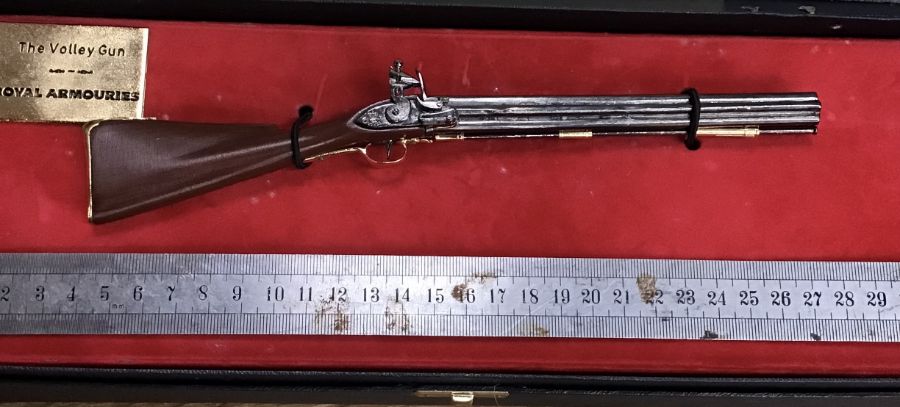 Limited Edition Royal Armouries miniature Volley Gun, made from metal and hand finished, in Original - Bild 5 aus 6