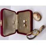 A small collection of 9ct gold jewellery comprising a 9ct gold hallmarked shell cameo brooch; a