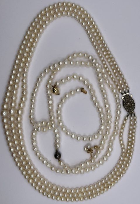 A selection of cultured pearl jewellery comprising a 3 strand necklace with a marcasite and silver - Image 2 of 2