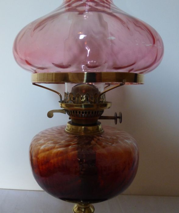 A tall Victorian oil lamp. Brass based with Cranberry and Amber glass. sat on a black glass - Image 4 of 4