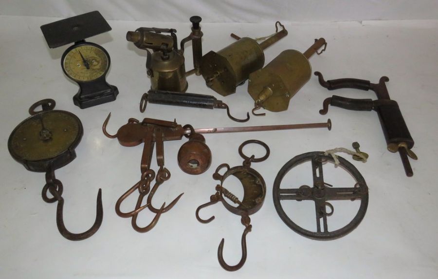 A mixed collection of brass to include various scales, 2 metat turning devices, a vetinary houses