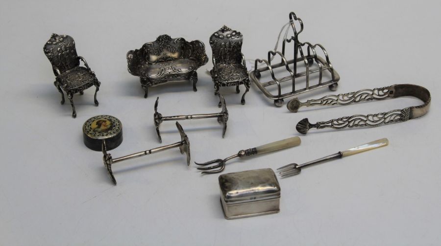 A small quantity of decorative silver and silver mounted items comprising a small toast rack, a pair