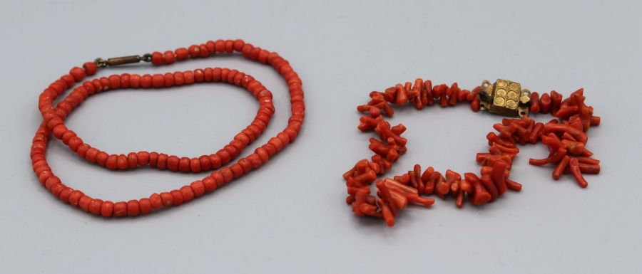 A coral necklace and bracelet 26.8gm approx gross weight