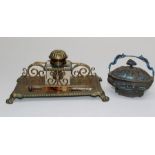 An Edwardian brass inkstand fitted single well, together with an onyx and silver mounted dip pen and