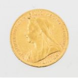 A Victorian gold sovereign, dated 1900, 8 grams