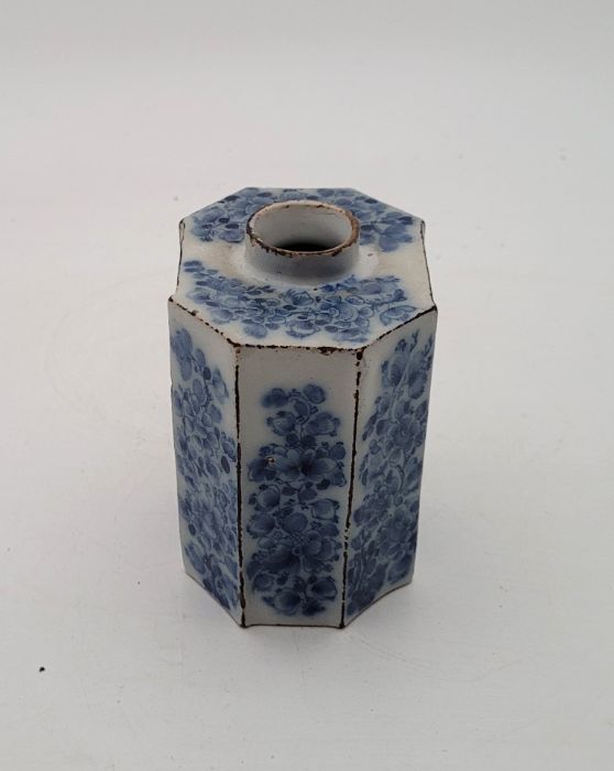 An 18th century English Delftware tea cannister, painted in blue, with associated later metal cover, - Bild 7 aus 8