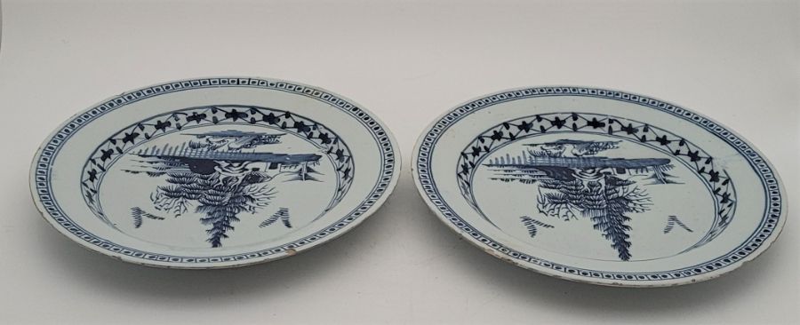 A pair of 18th century Delftware plates, painted in blue, diameter 23.2cm. (2) Condition note: - Bild 4 aus 4