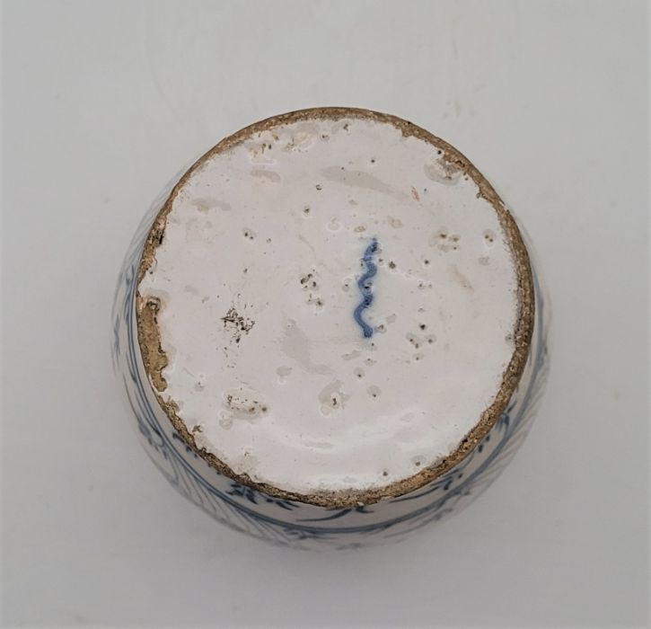 An 18th century English Delftware tea cannister, painted in blue, with associated later metal cover, - Bild 4 aus 8