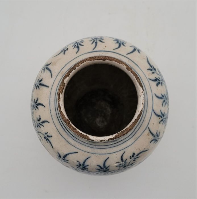 An 18th century English Delftware tea cannister, painted in blue, with associated later metal cover, - Bild 3 aus 8