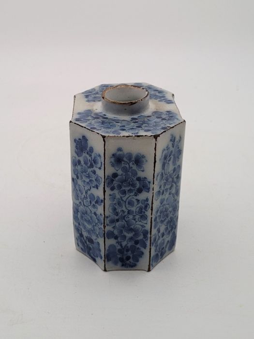 An 18th century English Delftware tea cannister, painted in blue, with associated later metal cover, - Bild 6 aus 8