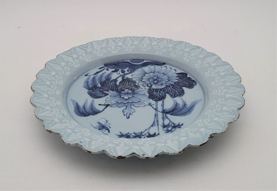 Two mid 18th century English Delftware plates, both with blue ground and with rim painted bianco- - Image 6 of 6