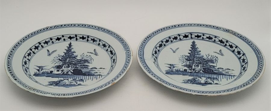 A pair of 18th century Delftware plates, painted in blue, diameter 23.2cm. (2) Condition note: - Bild 3 aus 4