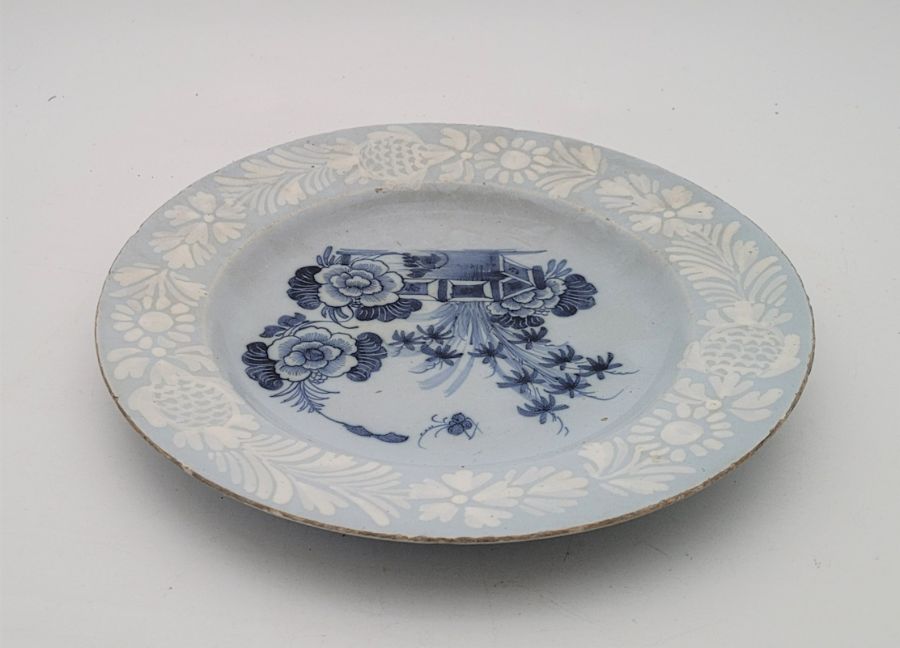 Two mid 18th century English Delftware plates, both with blue ground and with rim painted bianco- - Image 4 of 6