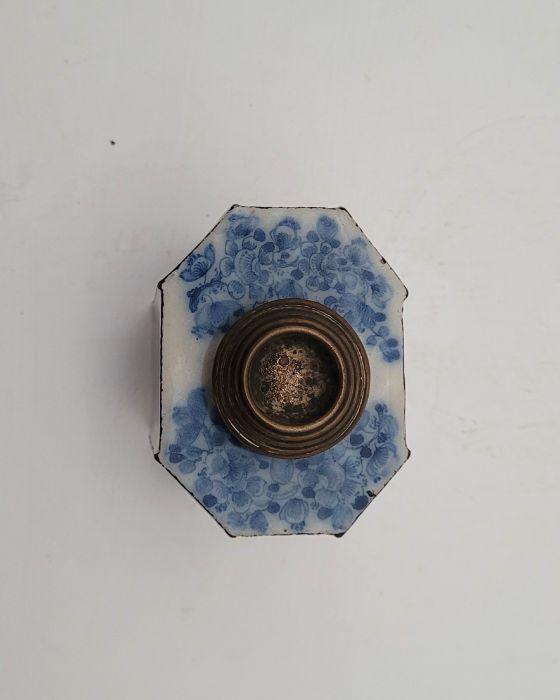 An 18th century English Delftware tea cannister, painted in blue, with associated later metal cover, - Bild 5 aus 8