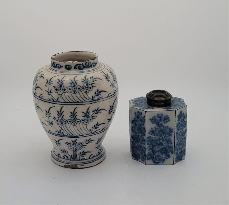 An 18th century English Delftware tea cannister, painted in blue, with associated later metal cover, - Bild 2 aus 8