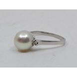An 18ct. white gold, cultured pearl dress ring, set large cultured pearl to centre. (gross weight