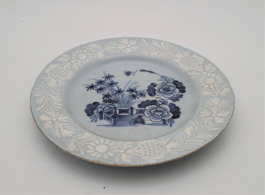 Two mid 18th century English Delftware plates, both with blue ground and with rim painted bianco- - Image 3 of 6