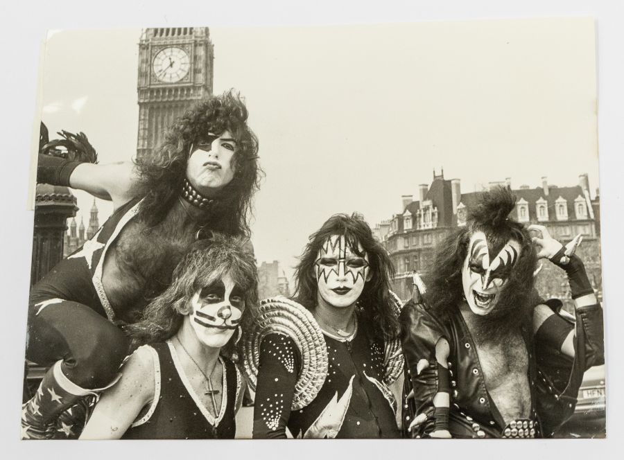 KISS - ROCK METAL ARTIST KISS - An original black and white photograph of the band from 1976. With a