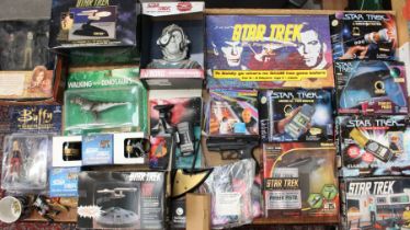 Star Trek: A collection of assorted boxed and unboxed Star Trek items to include boxed collectables,