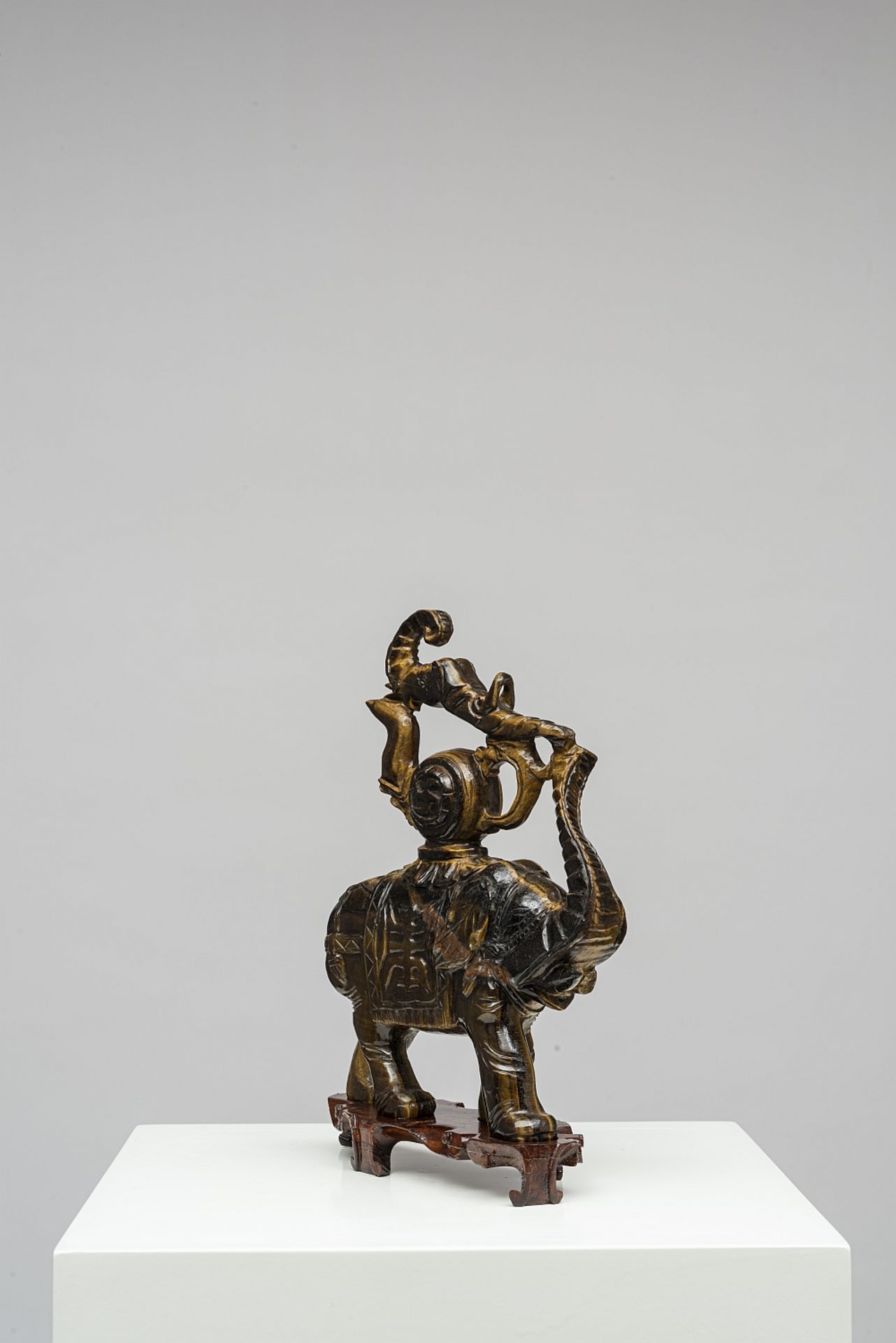 ELEPHANT WITH SACRED ALMS BOWL  - Bild 2 aus 4