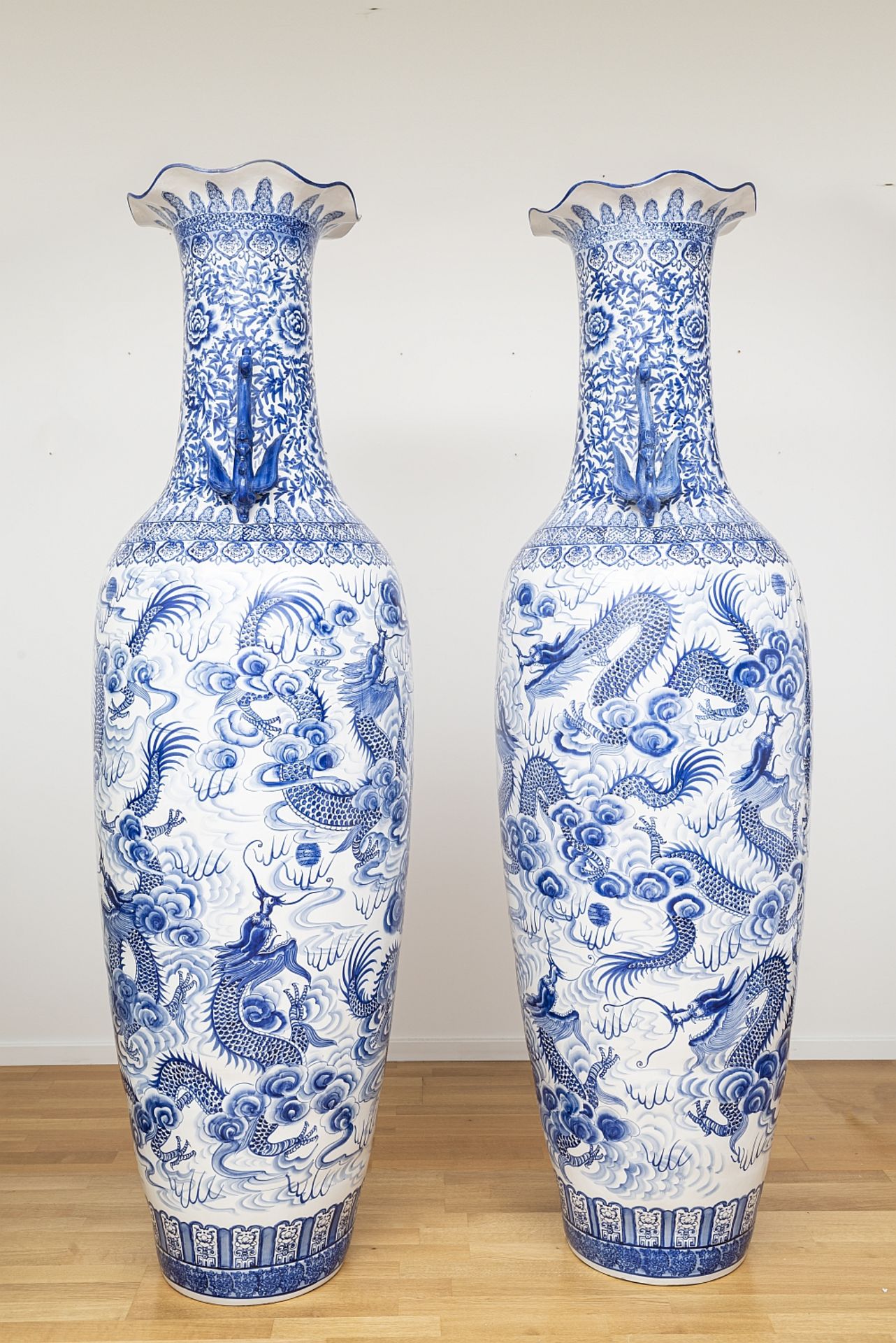 PAIR OF MONUMENTAL BLUE-WHITE DRAGON VASES - Bild 2 aus 3