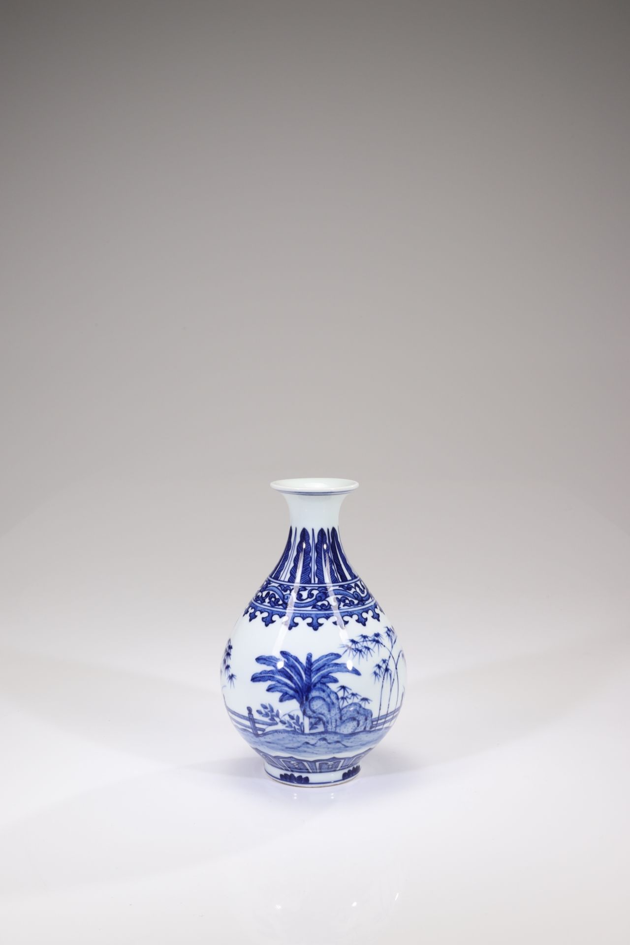 A BLUE AND WHITE PORCELAIN VASE, YUHUCHUNPING