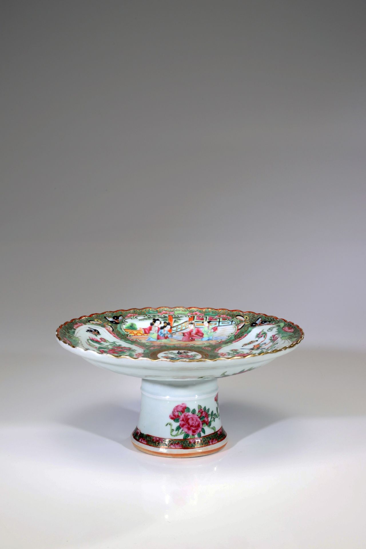 A FAMILLE ROSE 'MEDALLION' EXPORT STEAM DISH